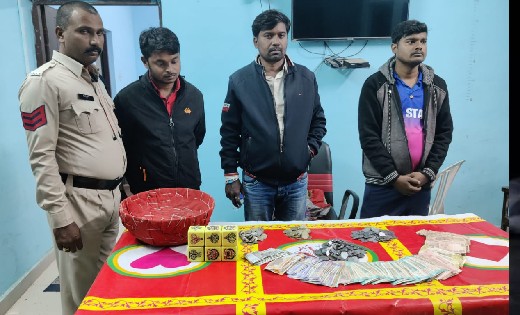बागबाहरा : बिजली खम्भा के नीचे खुडखुडिया नामक जुआ खेलते 03 ज... - CG Sandesh