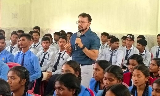 कलेक्टर ने किया बच्चों का मार्गदर्शन, कहा - सफल रणनीति और रिवीजन से किसी भी परीक्षा में सफलता मिल सकती है