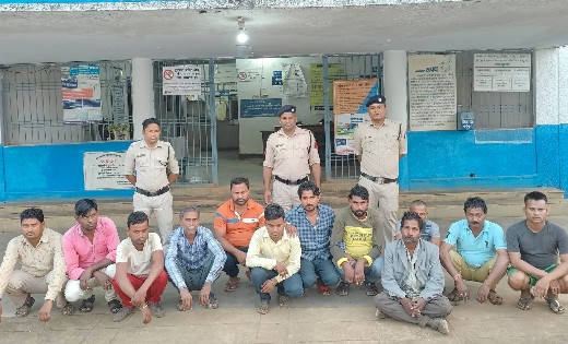 तुमगांव : शराब भट्ठी के पास चखना सेन्टरों में शराब पिलाने की सुविधा उपलब्ध कराने वाले 12 व्यक्तियों पर हुई कार्रवाई