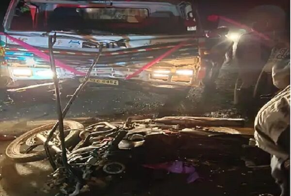 तेज रफ्तार मेटाडोर ने बाइक सवार युवक को  रौंदा , मौत  - CG Sandesh
