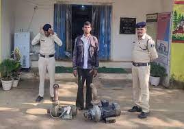 सोलर पम्प की चोरी , शातिर आरोपी गिरफ्तार - CG Sandesh
