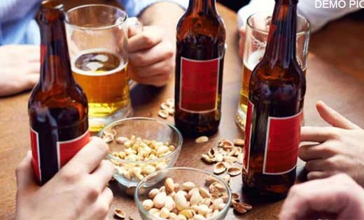 पटेवा : अवैध शराब पिलाते 02 व्यक्ति रंगे हाथ गिरफ्तार  - CG Sandesh