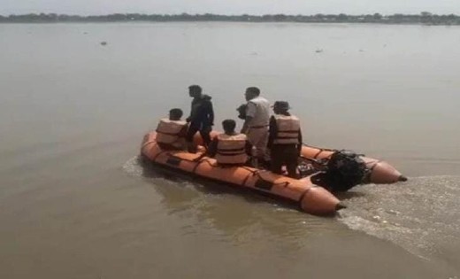 नदी में  नाव पलटी..फार्मासिस्ट लापता... तलाश जारी - CG Sandesh