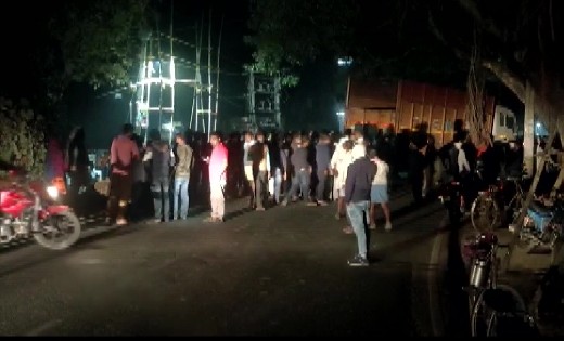 बस्ती में घुसी बेकाबू ट्रक, महिलाओं और बच्चों सहित करीब 12 ल... - CG Sandesh
