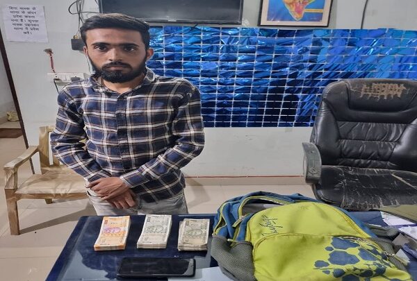 बसना : महुआ पेड़ के नीचे अवैध शराब पिलाते एक गिरफ्तार  - CG Sandesh