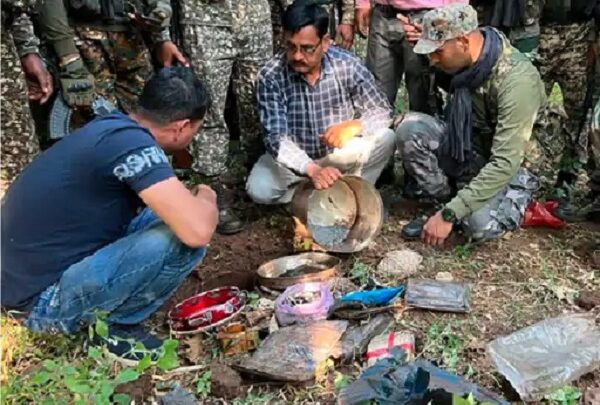 नक्सलियों की साजिश नाकाम: जवानों ने IED बनाने का सामान, लोहे... - CG Sandesh