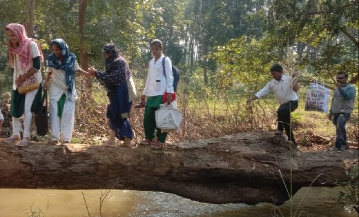 नदी, पहाड़ पारकर स्वास्थ्यकर्मी पहुंचे बेंगपाल, 35 ग्रामीणों ... - CG Sandesh