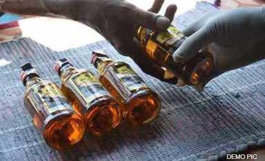 बसना : होटल के सामने अवैध शराब बेचने वाले को पुलिस ने दबोचा - CG Sandesh