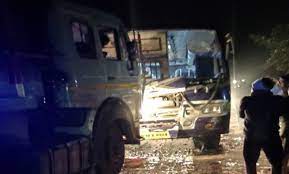 बीच में आए युवक की दर्दनाक मौत…तेज रफ्तार ट्रेलर और बस के बी... - CG Sandesh