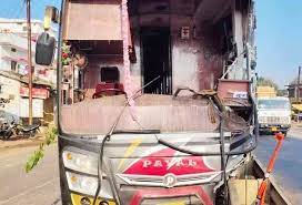 तेज रफ्तार यात्री बस ट्रक डिवाइडर से टकराई, चालक और परिचालक ... - CG Sandesh