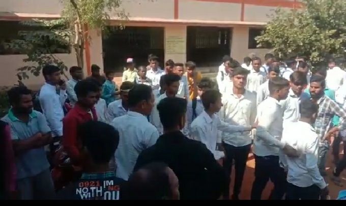 शासकीय हायर सेकेंडरी स्कूल  में हुई जमकर मारपीट, चार छात्र ग... - CG Sandesh