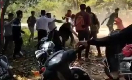 गर्लफ्रेंड की बेवफाई पर कॉलेज के छात्रों में झगड़ा... 2 लड़कों... - CG Sandesh