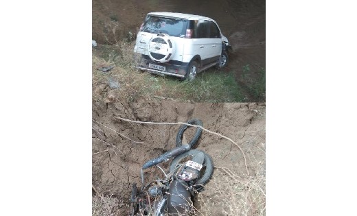 कार चालक ने बाइक सवार को मारी टक्कर, गाड़ी के उड़े परखच्चे, चालक गंभीर