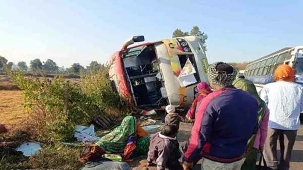 बस पलटी, एक की मौत, 32 घायल - CG Sandesh