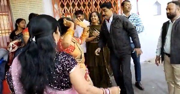 शादी समारोह के दौरान डांस करते समय हार्ट अटैक से शख्स की मौत - CG Sandesh