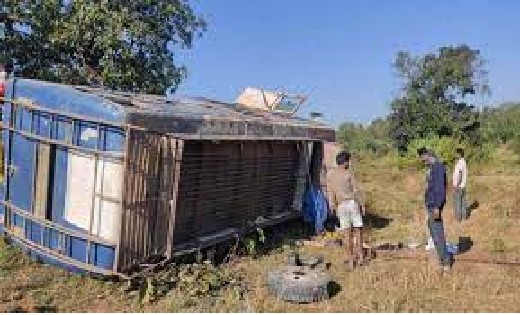 बड़ा हादसा : बस चालक की लापरवाही से घाटी में गिरी बस, 15 यात... - CG Sandesh
