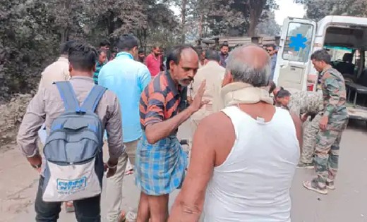 बस और बाइक की भिडंत, अनियंत्रित होकर पलटी बस, 3 की मौत - CG Sandesh