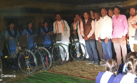 शा. उ. मा. विद्यालय बरपानी में छात्राओं को संसदीय सचिव चंद्र... - CG Sandesh