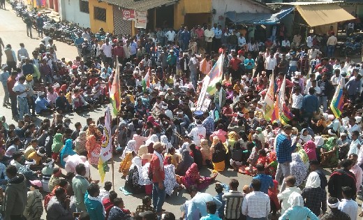32% आरक्षण के लिए आदिवासी समाज ने राष्ट्रीय राजमार्ग 30 पर क... - CG Sandesh