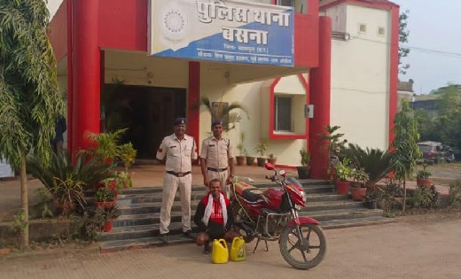 बसना : मोटर सायकल मे अवैध महुआ शराब परिवहन करते एक युवक गिरफ... - CG Sandesh