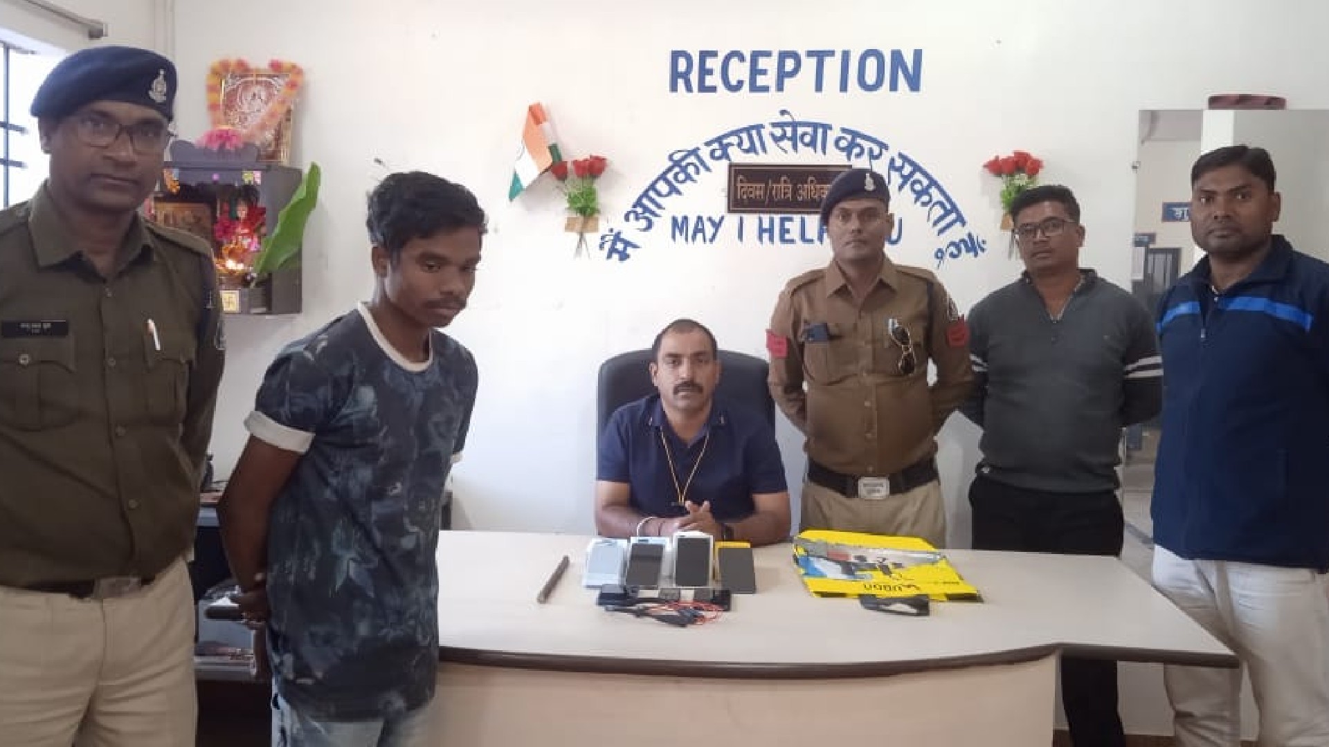 महासमुंद : मोबाइल दुकान में हुये चोरी का खुलासा, 6 मोबाइल के... - CG Sandesh