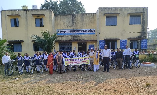 बसना : नई सायकल पाकर छात्राओं के चेहरे पर झलक उठी खुशी  - CG Sandesh