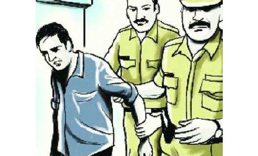 बसना : पुल के पास अवैध रूप से शराब बिक्री करते एक व्यक्ति गि... - CG Sandesh