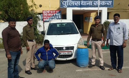 सांकरा : कार में 50 लीटर महुआ शराब के साथ आरोपी गिरफ्तार  - CG Sandesh