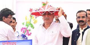  मुख्यमंत्री भूपेश बघेल : 100 ट्रैक्टर पैरा दान करने वाले सु... - CG Sandesh