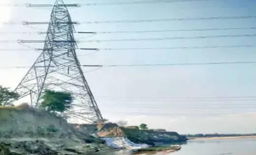 रेत की बोरियों के सहारे खड़ा है 400 केवीए का टावर, गिरने की आ... - CG Sandesh