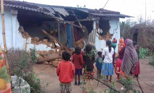 दतैंल हाथीं ने एक रात में  तोड़ा डाला दो घर, ग्रामीणों में भय का माहौल