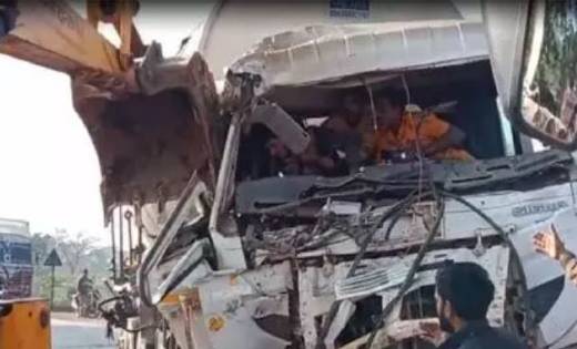 महाविद्यालय के सामने ट्रेलर और यात्री बस में भिडंत, चालक की ... - CG Sandesh