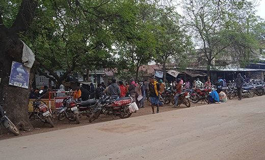 बसना : जिला सहकारी बैंक में नहीं है पर्याप्त व्यवस्था, सड़कों... - CG Sandesh