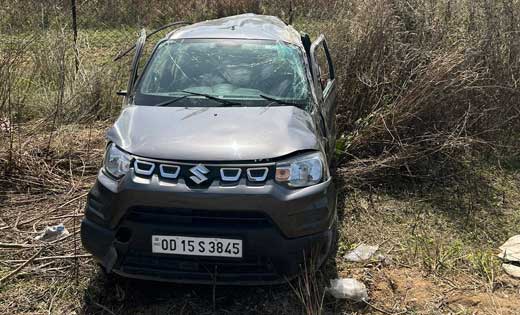 पिथौरा : बेकाबू होकर पलटी कार, एक की मौत, दो गंभीर रुप से घा... - CG Sandesh