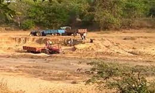 अवैध रेत खनन करते हुए 14 ट्रैक्टरों को किया गया जप्त - CG Sandesh
