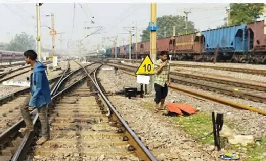 प्रतियोगी परीक्षा देने जा रहे युवक की लापरवाही से गयी जान - CG Sandesh