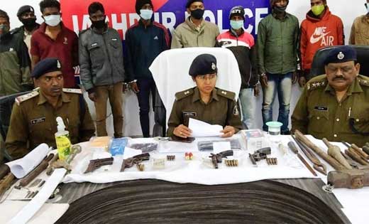 5 मामलों में शातिर बदमाशों को पुलिस ने किया गिरफ्तार, 03 नग देशी कट्टा एवं 01 नग 9एमएम लोकल मेड पिस्टल, तथा पिस्टल, 12 बोर, 315 बोर एवं एके-47 के कुल 20 नग जिन्दा कारतूस जप्त.