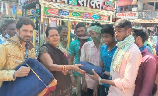 सरायपाली विधायक की धर्मपत्नी सादवती नन्द द्वारा गरीब एवं मजद... - CG Sandesh