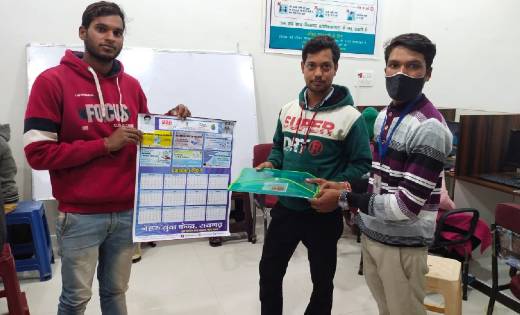आज नववर्ष की शुभकामनाएं देते हुए स्वयंसेवकों ने बांटा कैलेण्... - CG Sandesh