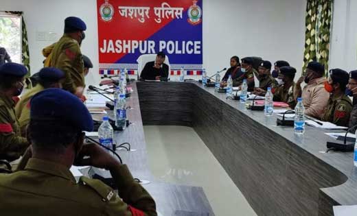 पुलिस अधीक्षक विजय अग्रवाल ने लंबित अपराध के निराकरण एवं विवेचना के संबंध में उपस्थित विवेचकों को आवश्यक दिशा-निर्देश देते हुये शीघ्र निराकरण करने हेतु निर्देश दिये गये.