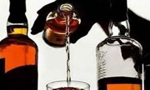 बसना : साप्ताहिक बाजार में शराब पिलाने की सुविधा उपलब्ध करवा... - CG Sandesh