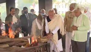 पंचतत्व में विलिन हुई पीएम मोदी की मां हीराबा, PM Modi ने दी... - CG Sandesh