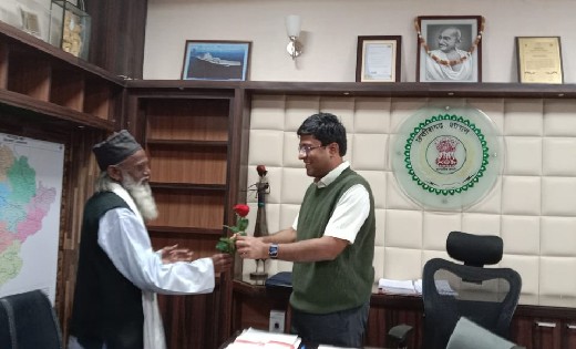 सड़क बन जाने से खुश 80 वर्षीय खैरूद्दीन अंसारी ने गुलाब फूल द... - CG Sandesh