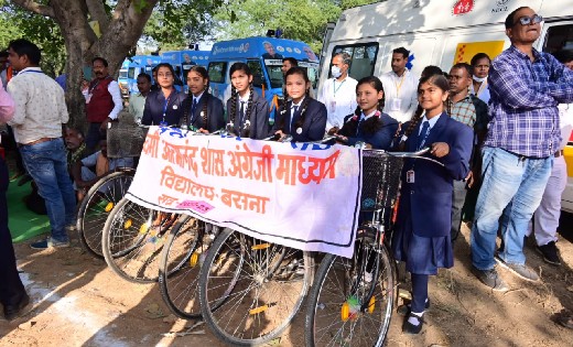 बसना : मुख्यमंत्री द्वारा स्वामी आत्मानंद स्कूल के छात्राओं ... - CG Sandesh