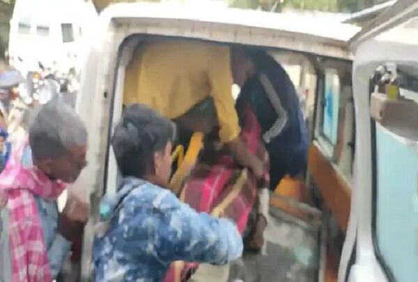 ट्रेन की टक्कर से पिता-पुत्र की मौत, महिला के सामने हुई पति ... - CG Sandesh