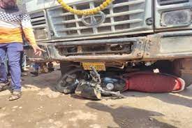  हाइवा ने कॉलेज छात्रों को लिया चपेट में, घायल - CG Sandesh