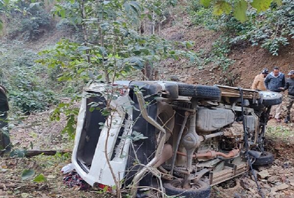 अस्थि विसर्जन कर लौट रहे लोगों की गाड़ी गहरी खाई में गिरी, च... - CG Sandesh