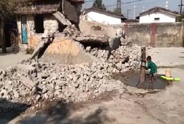 जर्जर भवन में पढ़ने आते थे बच्चे , आंगनबाड़ी केंद्र की बिल्ड... - CG Sandesh