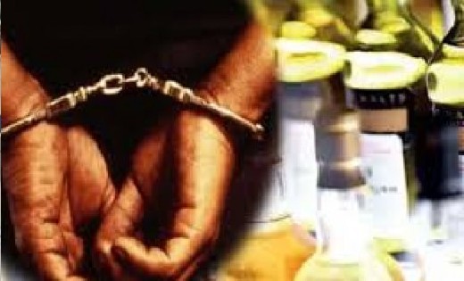 पिथौरा : अवैध शराब बिक्री करते 10 लीटर महुआ शराब के साथ दो ग... - CG Sandesh