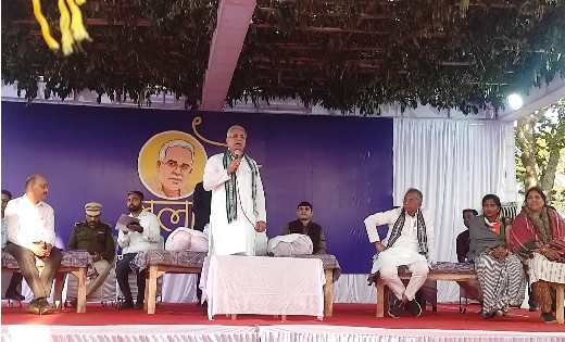मुख्यमंत्री बघेल ने सेजेस बसना के बच्चों से की बात - CG Sandesh